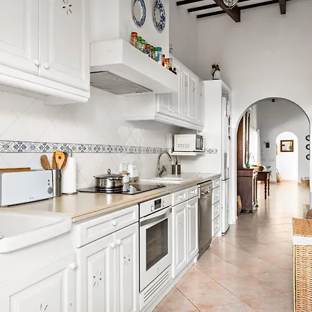 Bini Yaya - Cap Den Font 빌라